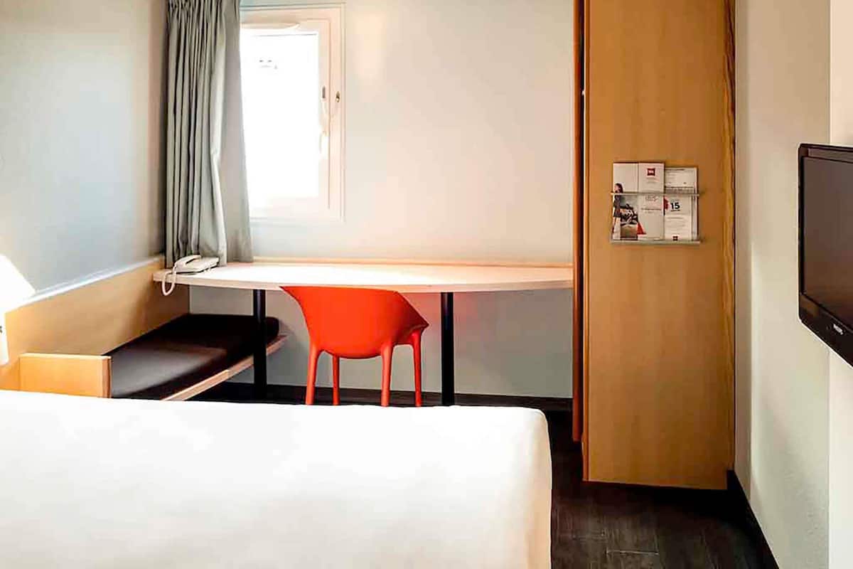 Habitación estándar doble, 1 cama doble | Caja fuerte, decoración individual, mobiliario individual y escritorio