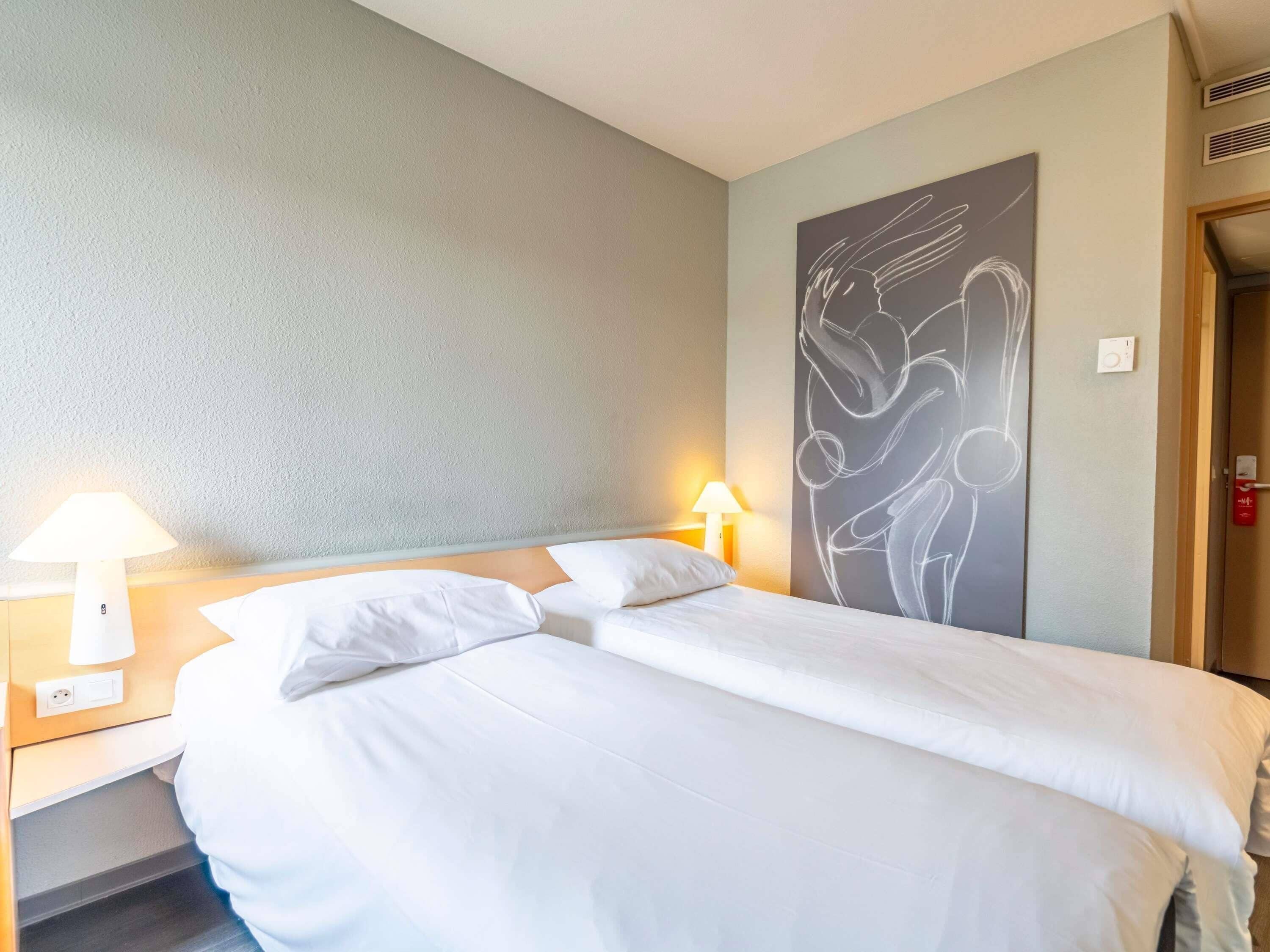 standard room, 2 single beds | in-room safe, individually decorated, individually furnished, desk