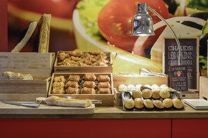 Daily buffet breakfast (EUR 11.90 per person)