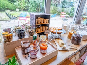 Ein Frühstücksbuffet mit verschiedenen Speisen und Beilagen.