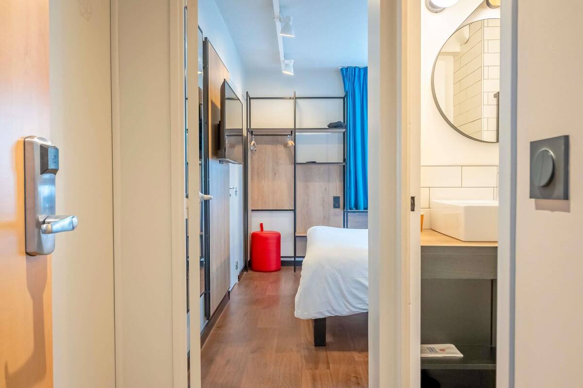 in-room safe, individually decorated, individually furnished, desk