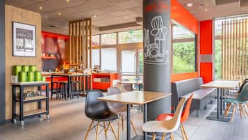 Se ofrece un desayuno bufé (11.90 EUR por persona)