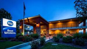 Entrada de hotel com uma placa indicando "Best Western".