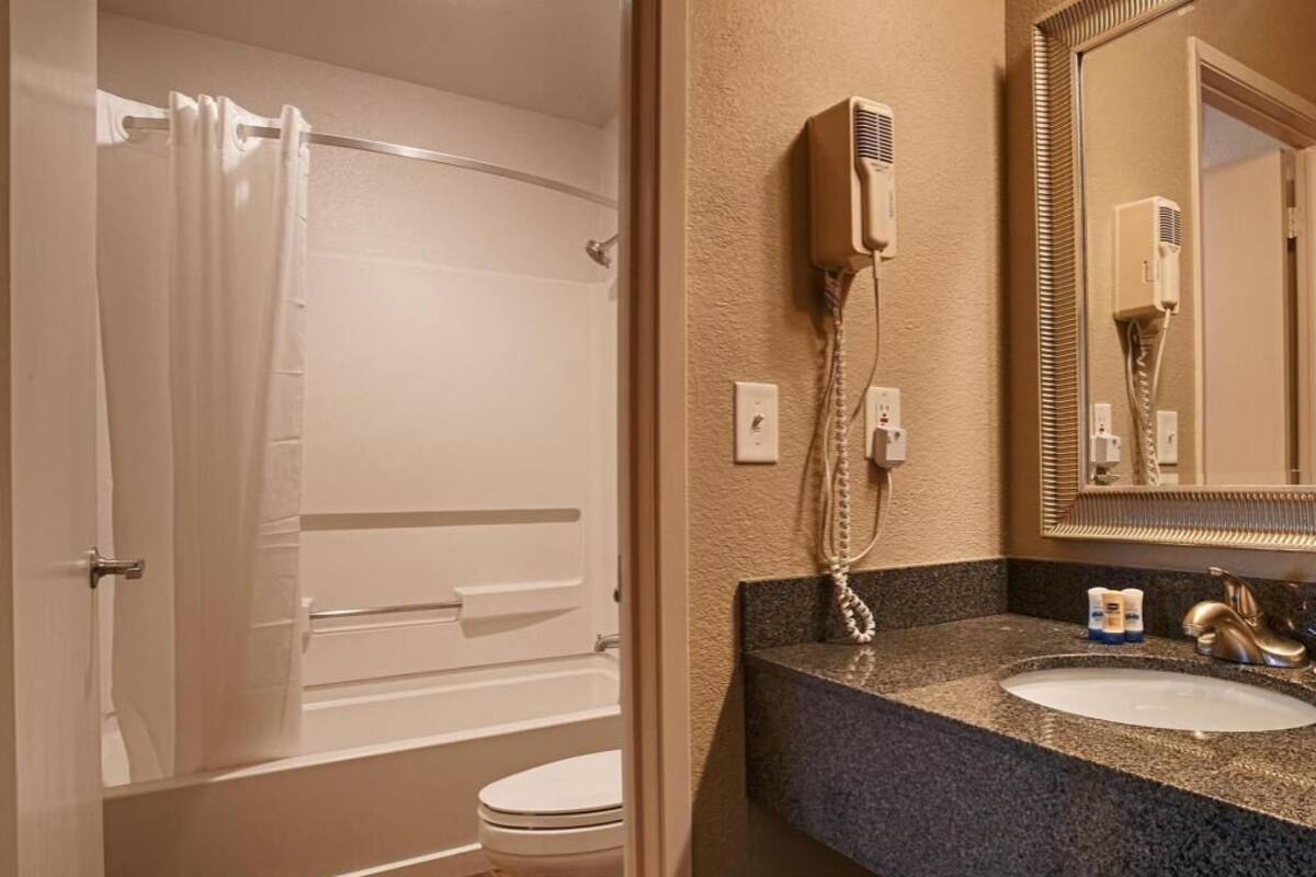 Salle de bain | Douche, articles de toilette (gratuits), séchoir à cheveux