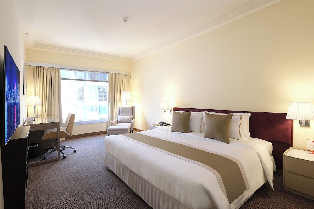 Executive Room with Buffet Breakfast for 2 People | 1 sovrum, minibar, värdeförvaringsskåp på rummet och skrivbord