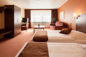 Minibar, caja de seguridad en la habitación y escritorio