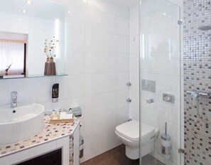 Free toiletries, slippers, towels - Hotel Mondial (Langenfeld)
