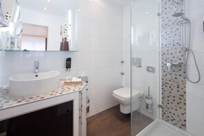 Free toiletries, slippers, towels - Hotel Mondial (Langenfeld)
