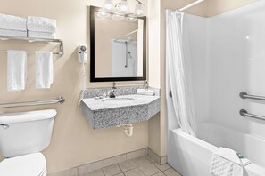 Combined shower/tub, free toiletries, hair dryer, towels - Best Western Baraboo Inn (Baraboo)
