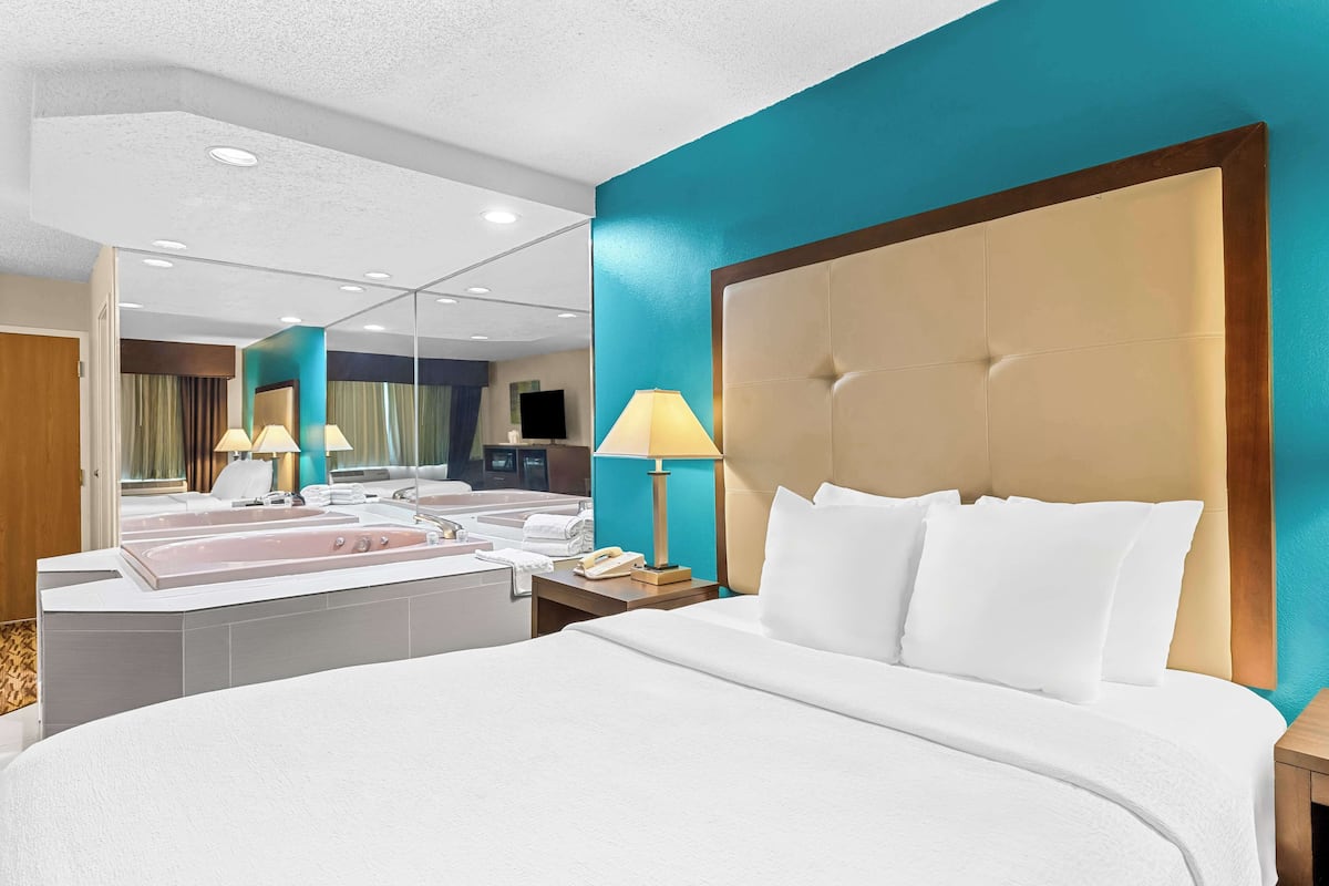 Standard Room, 1 Queen Bed, Non Smoking, Jetted Tub | Blackout curtains, iron/ironing board, bed sheets