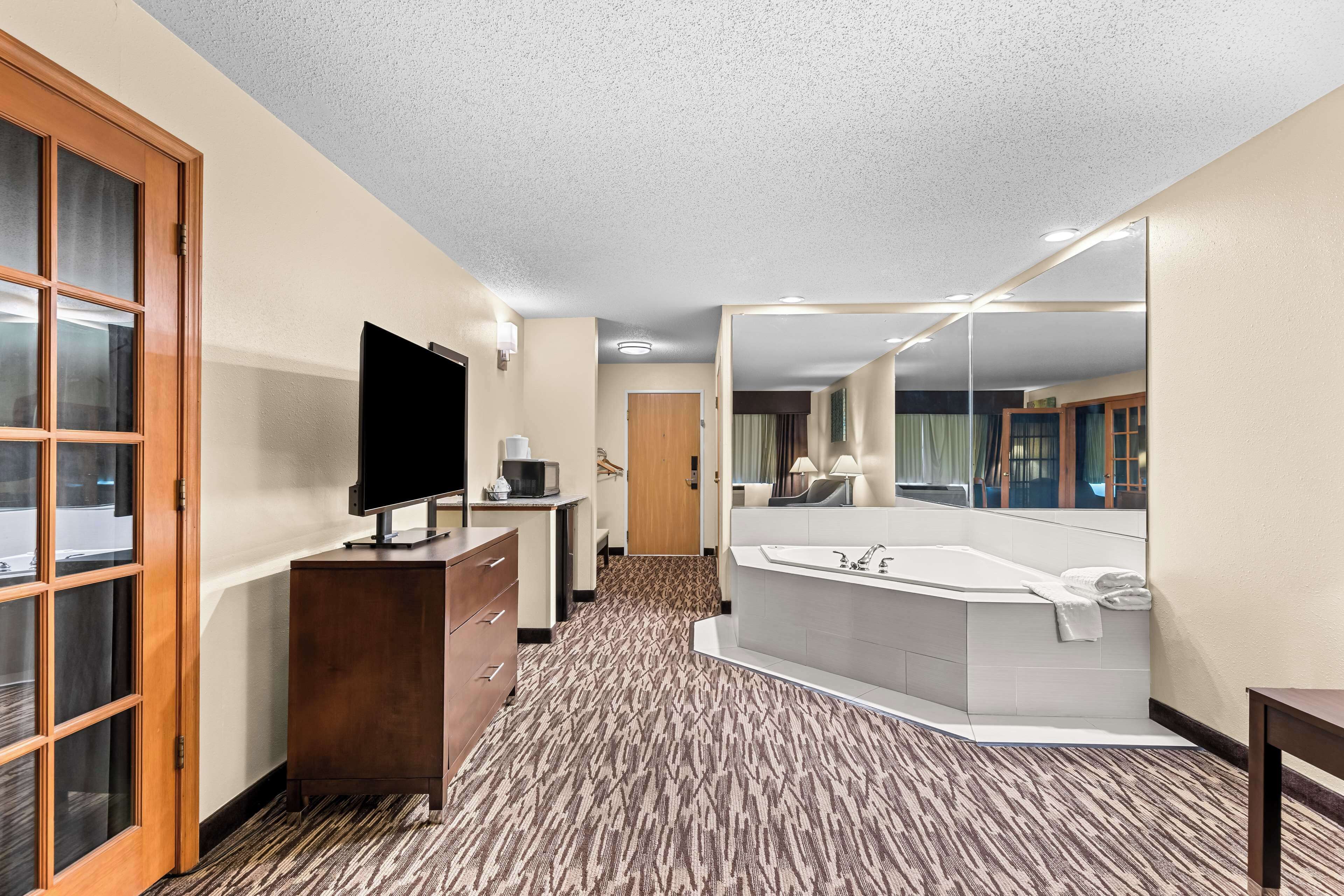 suite, 1 king bed, accessible, bathtub (with sofabed) | blackout curtains, iron/ironing board, bed sheets