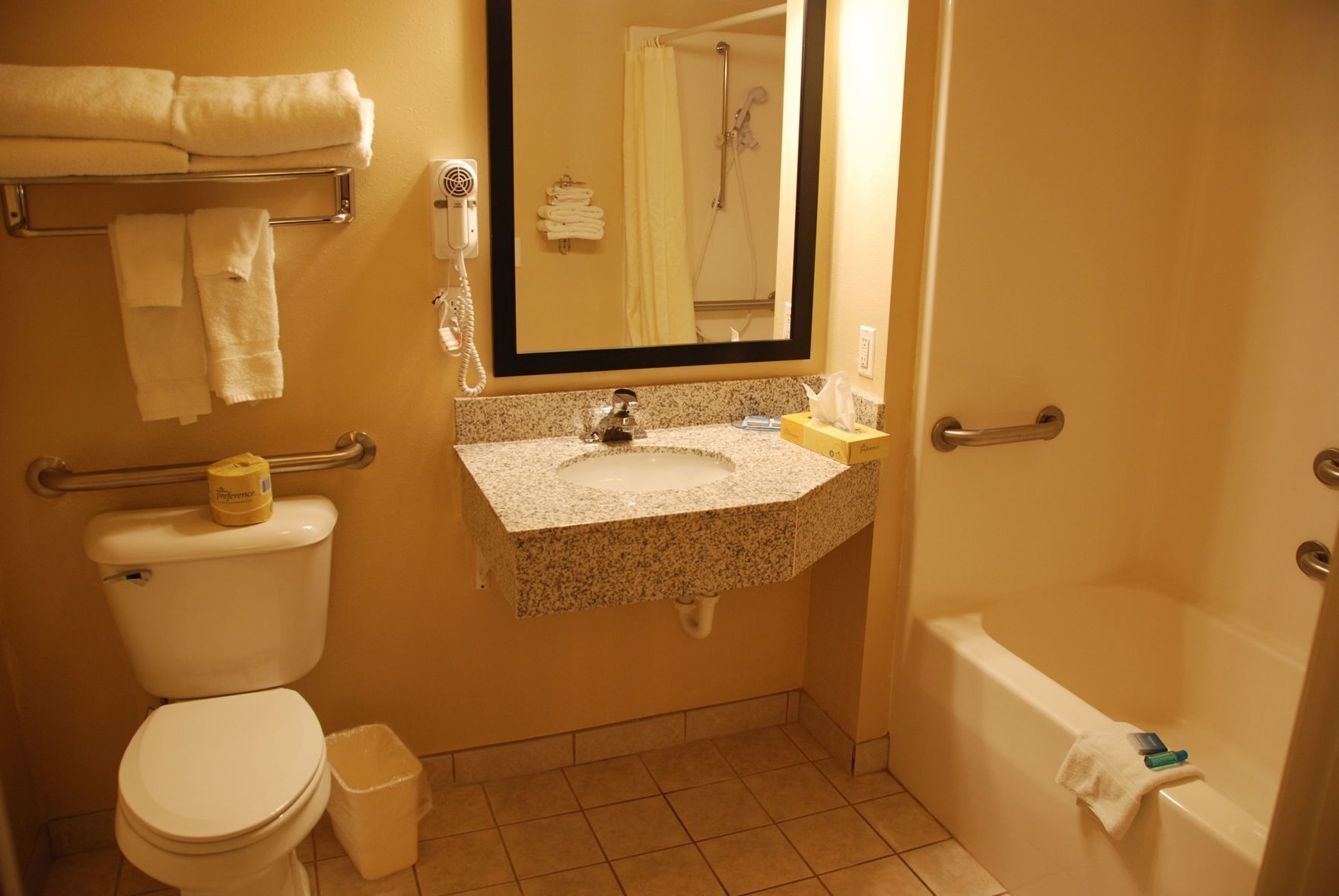 Baño | Tina con regadera, amenidades de baño gratuitas, secadora de cabello 
