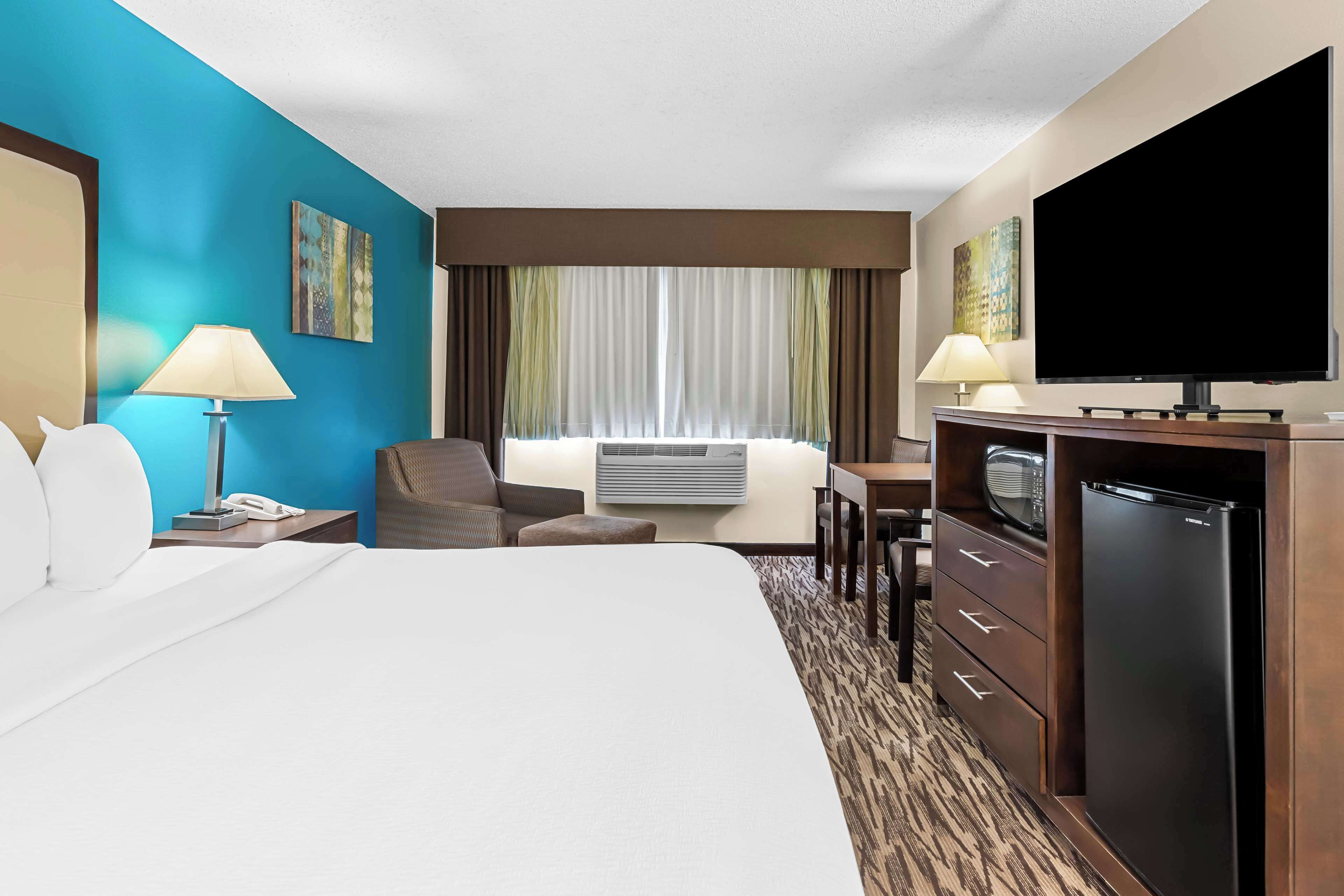 standard room, 1 king bed, non smoking, refrigerator & microwave | blackout curtains, iron/ironing board, bed sheets