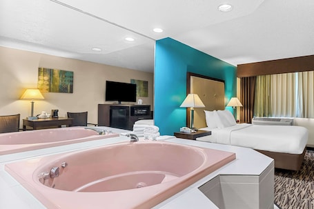 Standard Room, 1 Queen Bed, Non Smoking, Jetted Tub | Blackout drapes, iron/ironing board, bed sheets