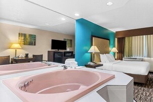 Standard Room, 1 Queen Bed, Non Smoking, Jetted Tub | Blackout drapes, iron/ironing board, bed sheets