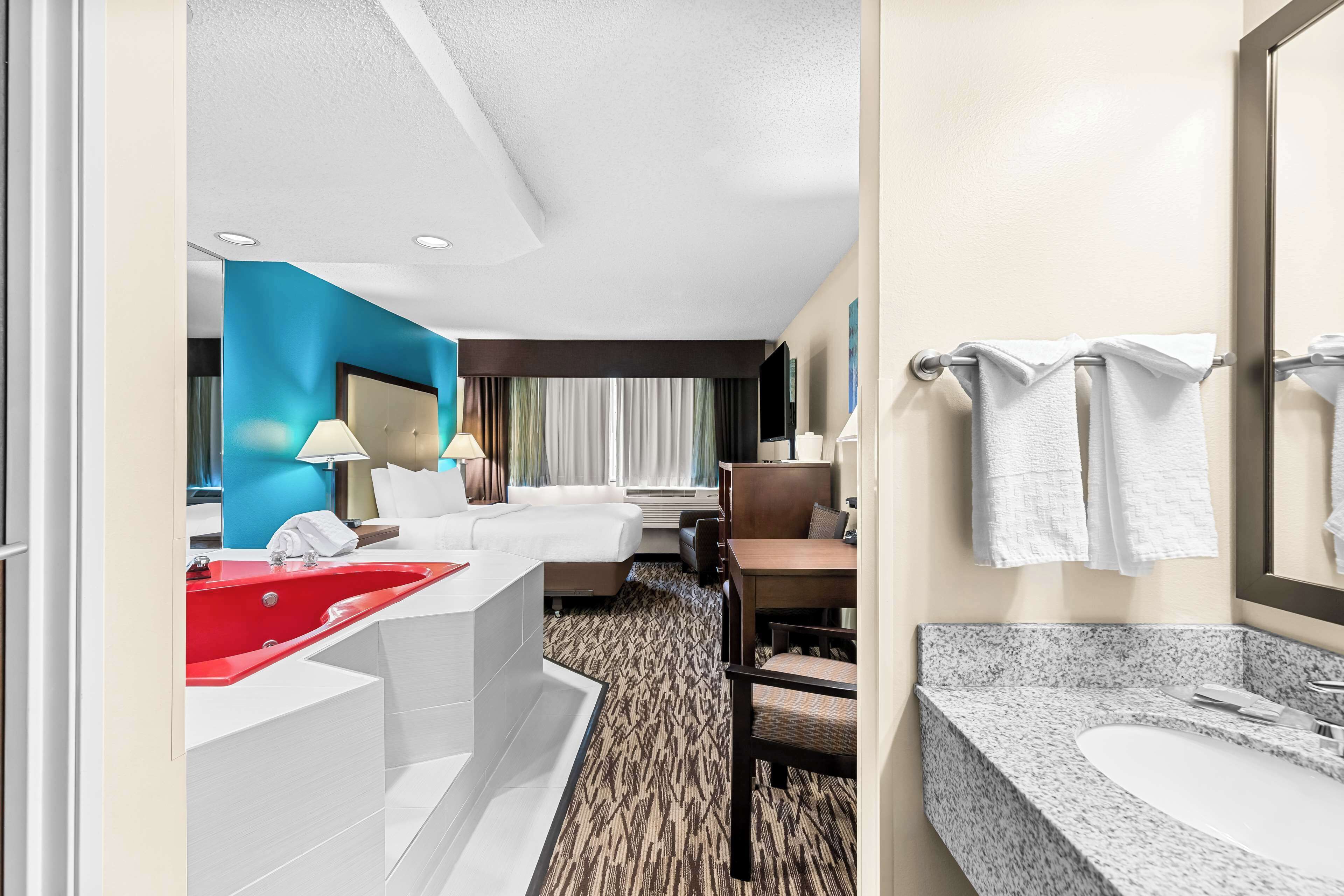 standard room, 1 queen bed, non smoking, jetted tub | blackout curtains, iron/ironing board, bed sheets