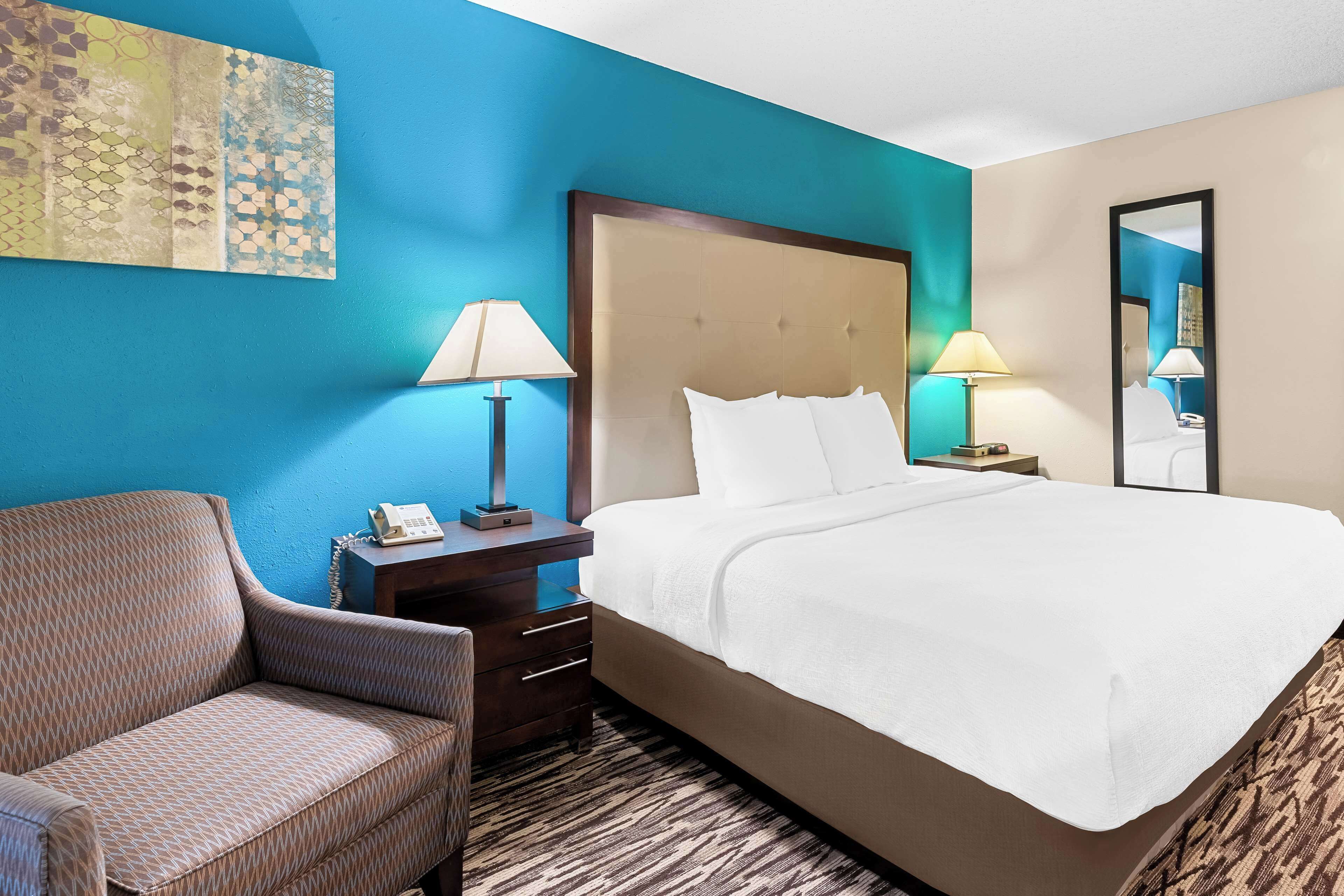 Quarto standard, 1 cama King, acessível, geladeira e micro-ondas | Cortinas blackout, ferros/tábuas de passar roupa, roupa de cama