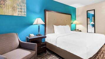 Quarto standard, 1 cama King, acessível, geladeira e micro-ondas | Cortinas blackout, ferros/tábuas de passar roupa, roupa de cama