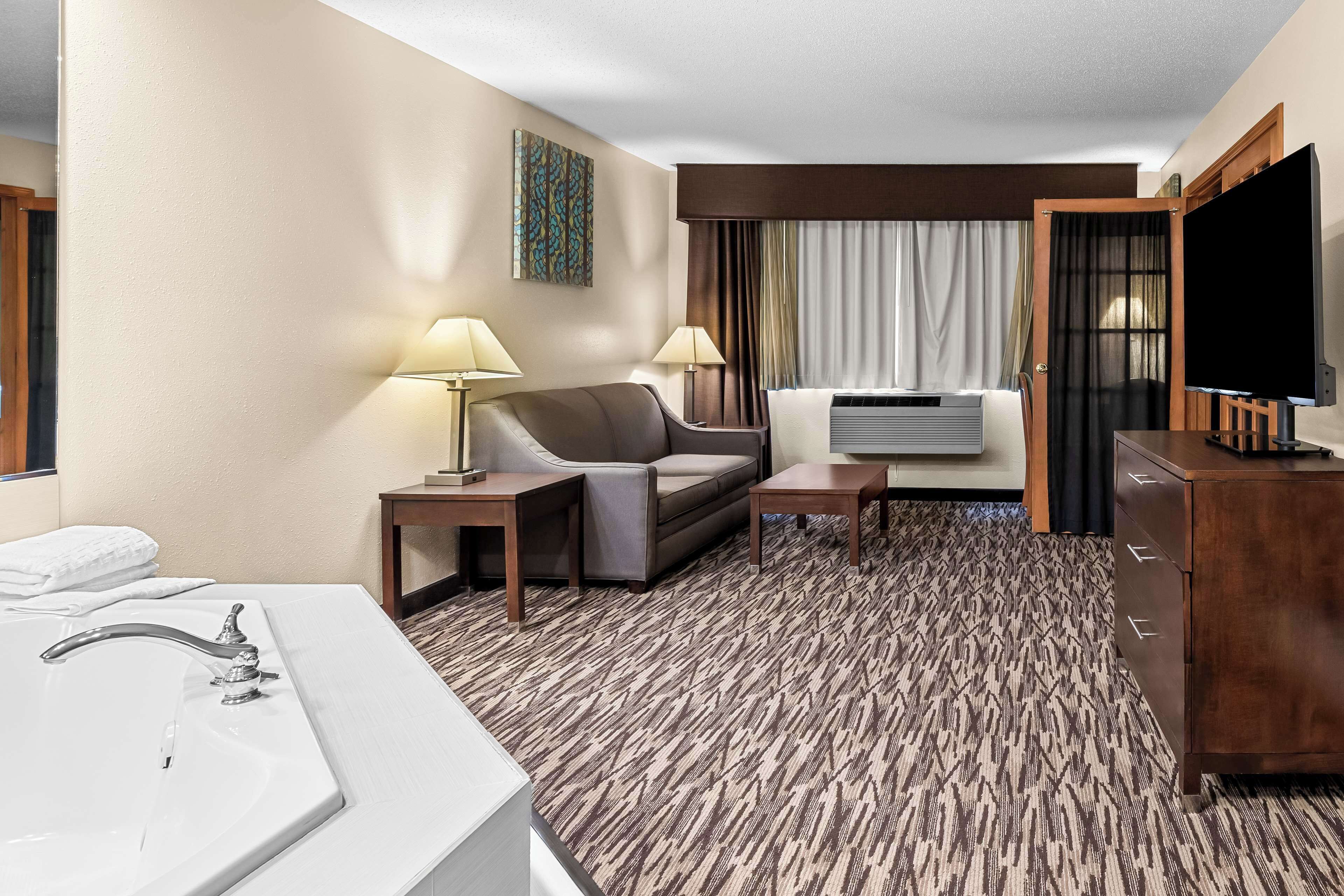 suite, 1 king bed, accessible, bathtub (with sofabed) | blackout curtains, iron/ironing board, bed sheets