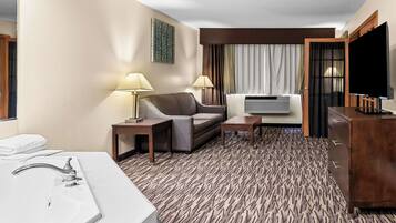 Suíte, 1 cama King, acessível, banheira (with Sofabed) | Cortinas blackout, ferros/tábuas de passar roupa, roupa de cama