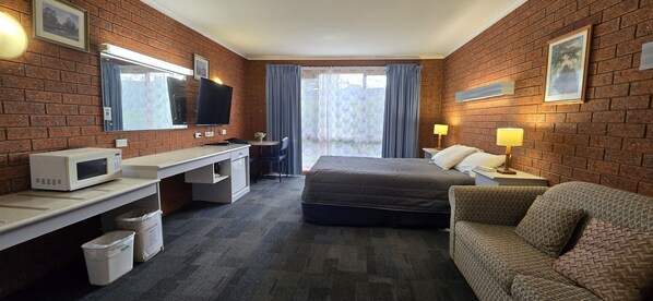 Quarto casal ou duplo luxo, 1 cama Queen | Frigobar, escrivaninha, cortinas blackout, ferros/tábuas de passar roupa