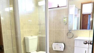 Suite familiar | Baño | Artículos de higiene personal gratuitos, secador de pelo y toallas