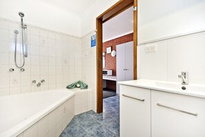 Deluxe Queen Spa Room | Bathroom | Free toiletries, hair dryer, towels