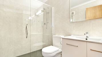 Familien-Suite, 2 Schlafzimmer | Badezimmer | Kostenlose Toilettenartikel, Haartrockner, Handtücher