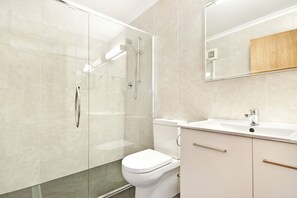 Family Two Bedroom Suite | Bathroom | Free toiletries, hair dryer, towels - Whalers Rest Motor Inn (Portland North)