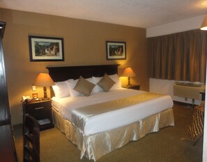 Työpöytä, kannettavalle tietokoneelle sopiva työtila, pimennysverhot