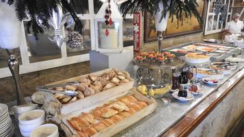 Daily continental breakfast (MXN 200 per person)