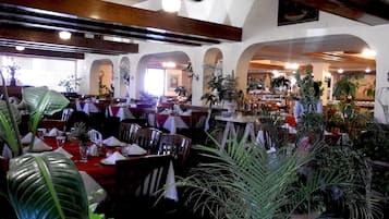 Bữa sáng buffet hàng ngày với phụ phí nhỏ