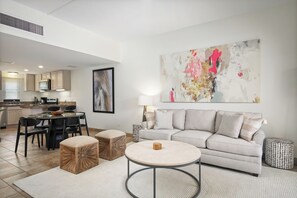 Habitación, 1 habitación, vista al océano (Unit 202 ,1Bath) | Área de sala de estar | Televisión
