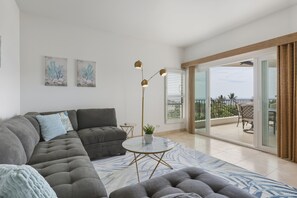 Chambre, 2 chambres, 2 salles de bains, vue sur l’océan (Unit 707) | Salle de séjour | Téléviseur