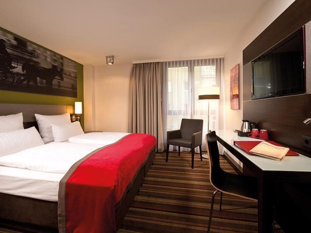 高档床上用品、迷你吧、客房内保险箱、办公桌