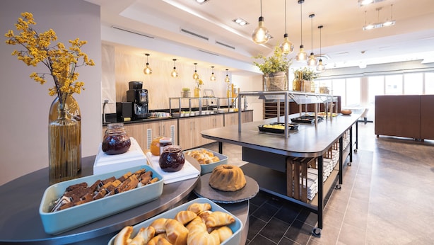 Una cocina moderna con una disposición tipo bufé, que incluye diversos productos horneados y condimentos.