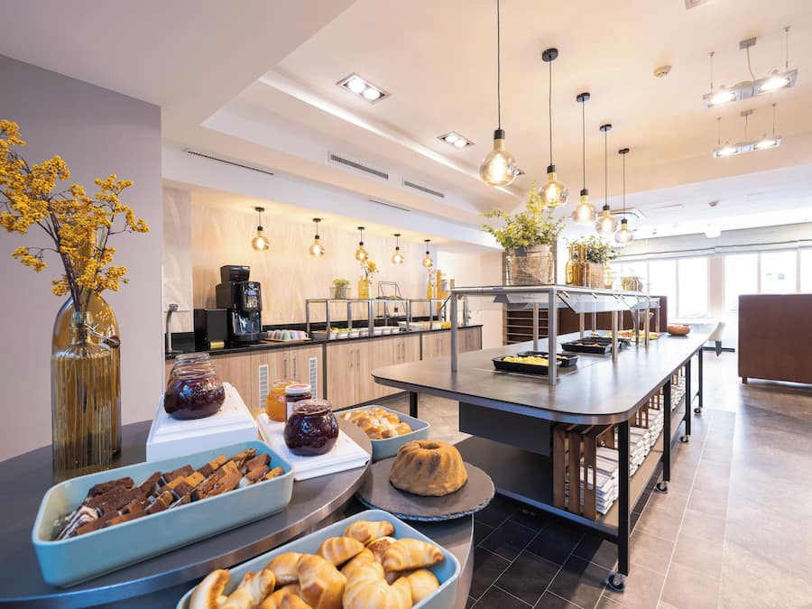 Daily full breakfast (EUR 19 per person)