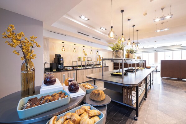 Daily full breakfast (EUR 19 per person)