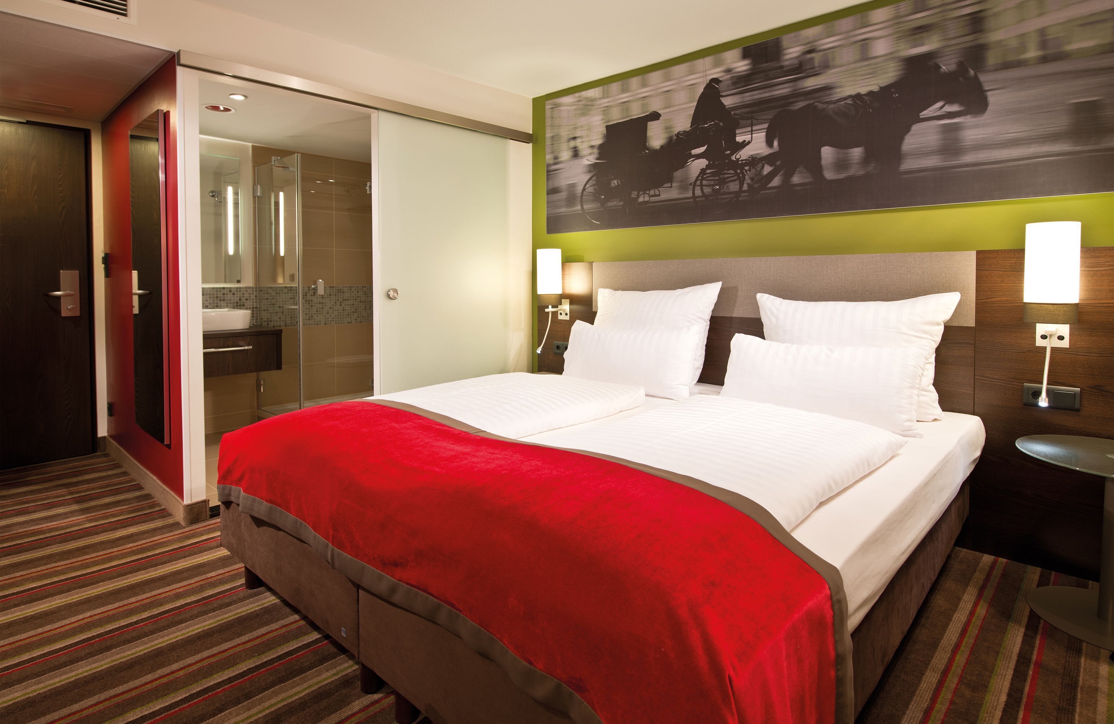 高档床上用品、迷你吧、客房内保险箱、办公桌