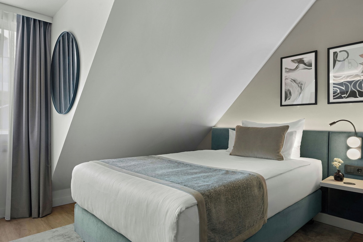 Comfort Tek Kişilik Oda | Kaliteli yatak takımı, minibar, odada kasa, masa 