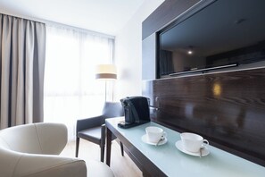 Hochwertige Bettwaren, Minibar, Zimmersafe, Schreibtisch