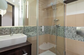 Shower, rainfall showerhead, free toiletries, hair dryer - Leonardo Hotel Vienna Westbahnhof (Vienna)