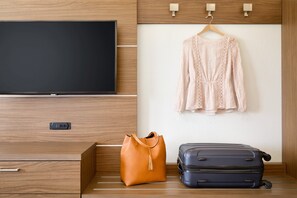 Premium bedding, in-room safe, desk, blackout drapes - Holiday Inn Express Towson - Baltimore North by IHG (Towson)