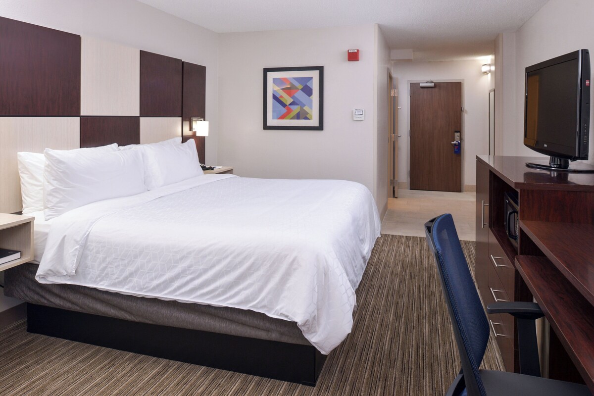 Premium bedding, in-room safe, desk, blackout drapes