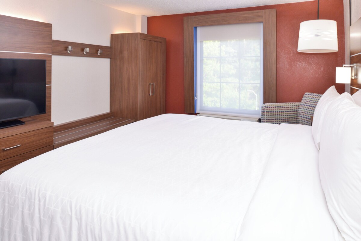 Premium bedding, in-room safe, desk, blackout drapes
