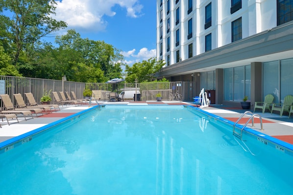 Piscine extérieure en saison, parasols, chaises longues