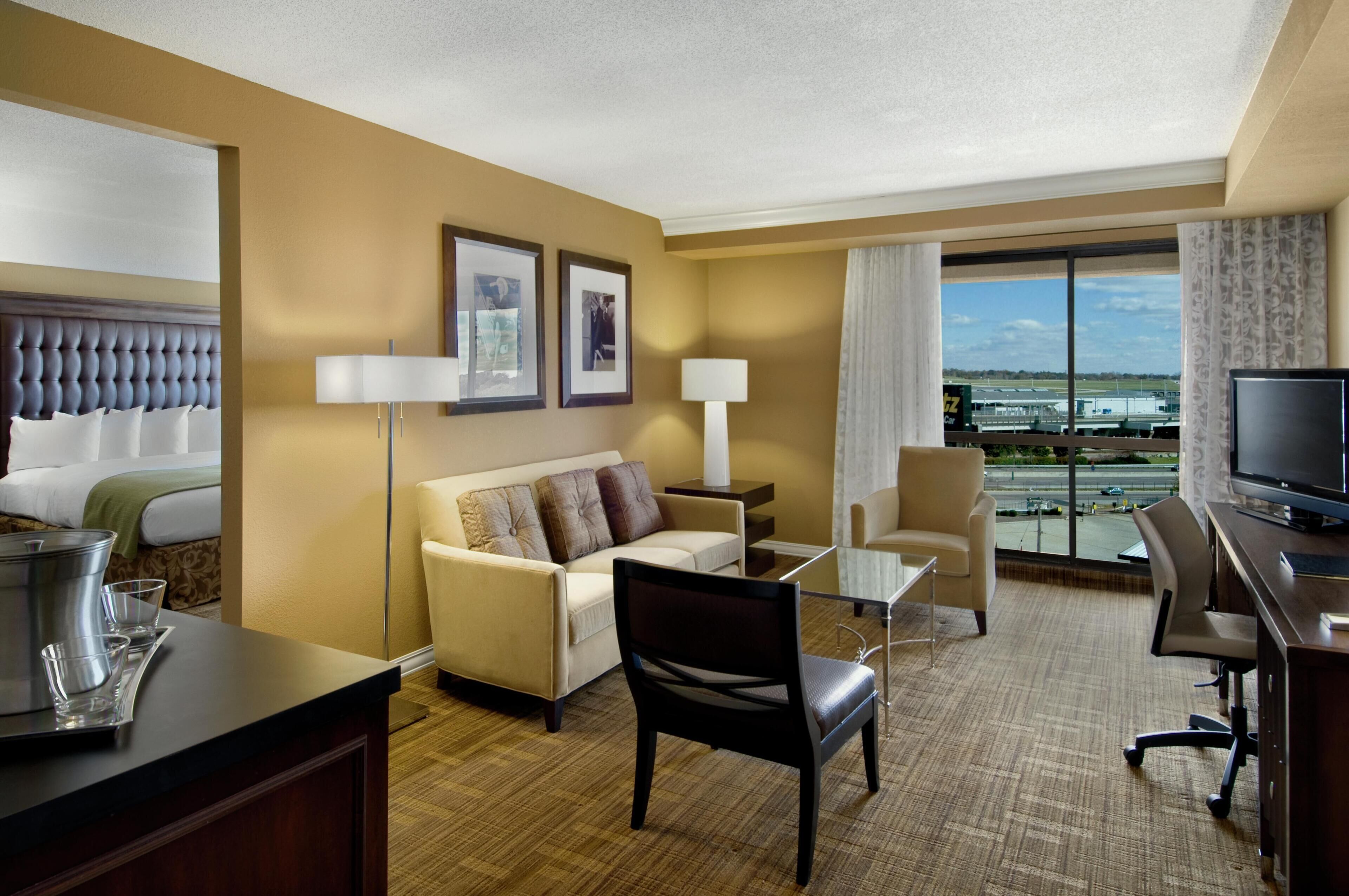 Deluxe Suite, 1 King Bed (with Sitting Area) | Living area