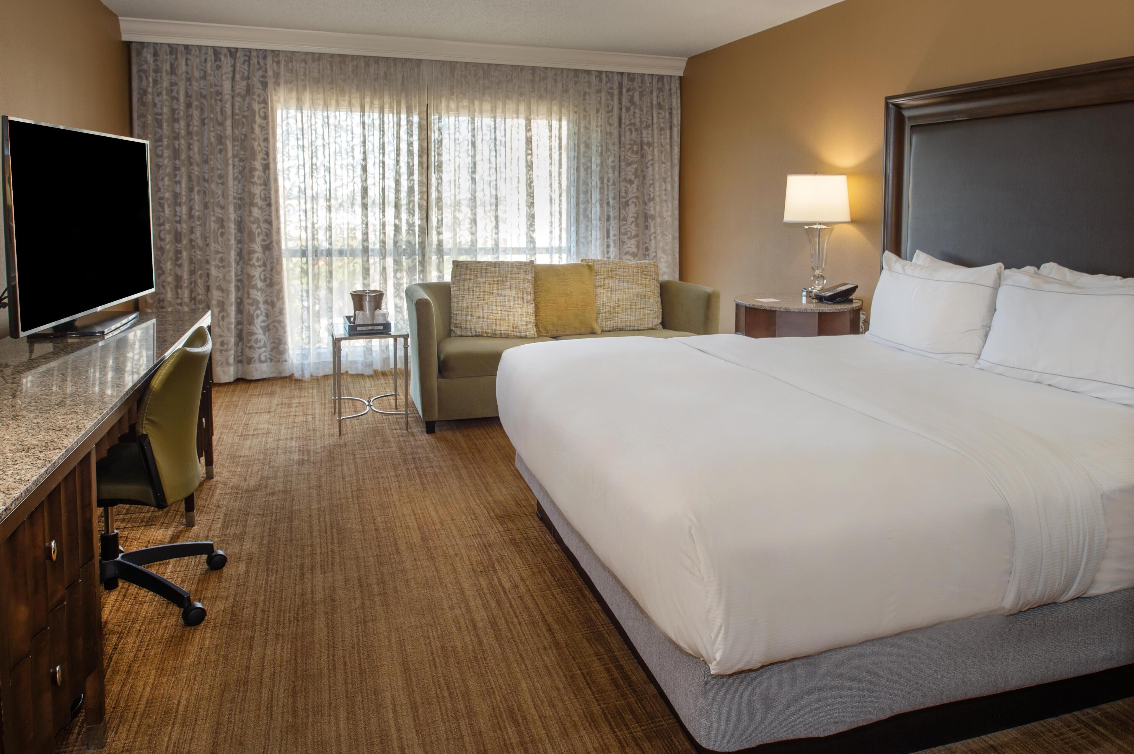 Chambre Deluxe, 1 très grand lit, vue sur la cour intérieure | Literie hypoallergénique, coffre-fort, bureau, rideaux d’obscurcissement