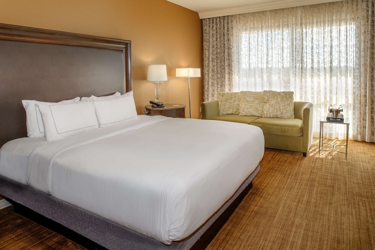 Hypo-allergenic bedding, in-room safe, desk, blackout drapes