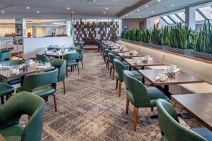 2 restaurants servant le petit déjeuner, spécialités Cuisine américaine